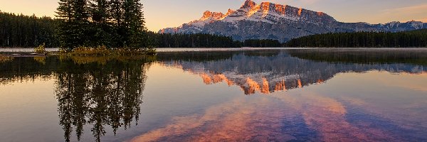 Góra Mount Rundle, Park Narodowy Banff, Jezioro Two Jack Lake, Drzewa, Alberta, Kanada