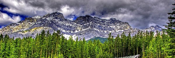 Szczyt Mount Rundle, Park Narodowy Banff, Chmury, Dom, Góry, Las, Droga, Kanada