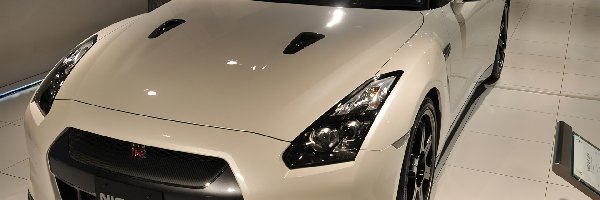 Salon, Nissan GT-R, Biały