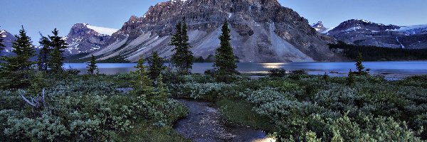 Jezioro Bow Lake, Góry, Szczyt Crowfoot Mountain, Promienie słońca, Park Narodowy Banff, Kanada