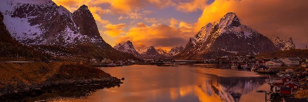 Wioska Reine, Świt, Góry, Lofoty, Chmury, Norwegia