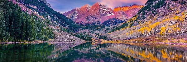 Odbicie, Góry, Szczyty Maroon Bells, Stan Kolorado, Stany Zjednoczone, Drzewa, Jezioro Maroon