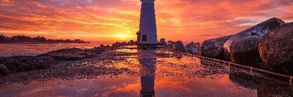 Wschód Słońca, Santa Cruz, Latarnia morska Walton Lighthouse, Kamienie, Stan Kalifornia, Stany Zjednoczone