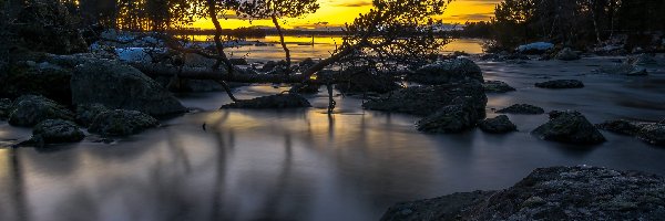 Zachód słońca, Rzeka, Kamienie, Drzewa, Laponia, Szwecja