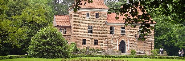 Zamek w Oporowie, Oporów, Muzeum wnętrz dworskich, Park, Polska