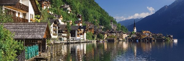 Domki, Miasteczko Hallstatt, Jezioro Hallstättersee, Drzewa, Góry Alpy Salzburskie, Austria