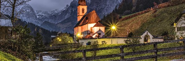Ramsau bei Berchtesgaden, Bawaria, Most, Rzeka Ramsauer Ache, Park Narodowy Berchtesgaden, Góry Alpy, Kościół św. Sebastiana, Niemcy