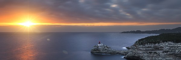 Morze, Korsyka, Skała, Zachód słońca, Bonifacio, Latarnia morska La Madonetta, Chmury, Francja