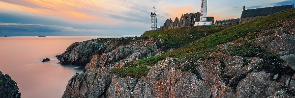 Skały, Latarnia morska Saint-Mathieu, Morze, Zachód słońca, Plougonvelin, Francja