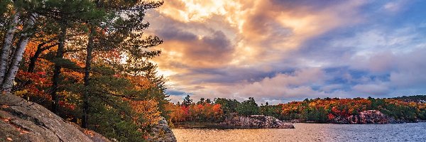 Jezioro, Prowincja Ontario, Wschód słońca, Chmury, Park miejski Killarney Provincial Park, Jesień, Drzewa, Kanada