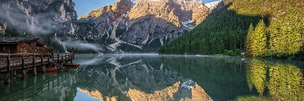 Dolomity, Jezioro Pragser Wildsee, Łodzie, Odbicie, Góry, Drzewa, Domki, Włochy