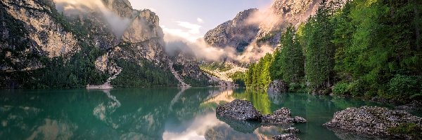 Góry, Region Trydent-Górna Adyga, Odbicie, Drzewa, Jezioro Lago di Braies - Pragser Wildsee, Jezioro, Mgła, Włochy