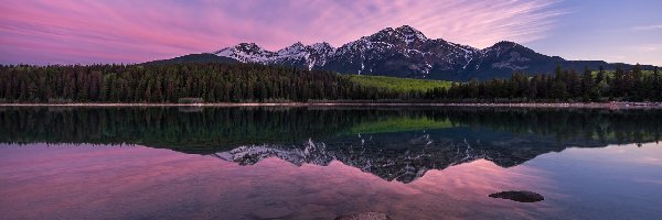 Odbicie, Park Narodowy Jasper, Jezioro Patricia Lake, Prowincja Alberta, Kanada, Drzewa, Góry