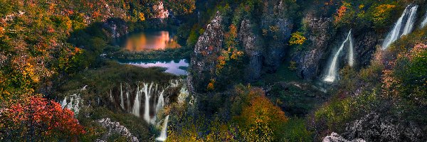 Wodospady, Plitvice, Chmury, Skały, Jesień, Góry, Drzewa, Park Narodowy Jezior Plitwickich, Chorwacja, Jezioro