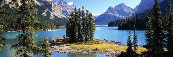 Wyspa Spirit Island, Góry, Jezioro Maligne Lake, Drzewa, Park Narodowy Jasper, Kanada