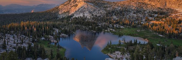 Odbicie, Hrabstwo Mariposa, Kalifornia, Park Narodowy Yosemite, Jezioro Cathedral Lake, Drzewa, Góry Cathedral Peak