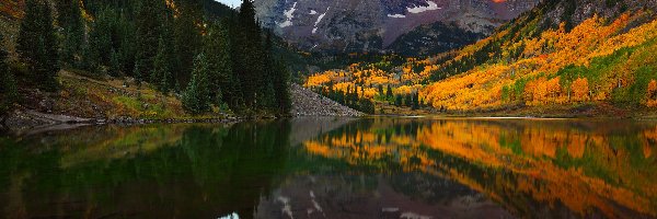 Szczyty Maroon Bells, Stan Kolorado, Jesień, Odbicie, Góry Skaliste, Jezioro Maroon Lake, Drzewa, Stany Zjednoczone