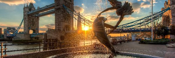 Most Tower Bridge, Wschód słońca, Fontanna Girl with a Dolphin Fountain, Rzeka Tamiza, Londyn, Anglia