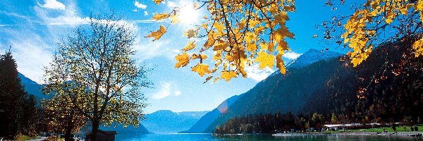 Liście, Promienie słońca, Ławka, Góry, Jezioro, Drzewa, Jesień