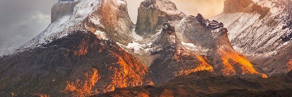Jezioro Pehoé, Torres del Paine, Góry, Park Narodowy Torres del Paine, Patagonia, Chile