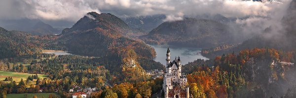 Niemcy, Gmina Schwangau, Domy, Mgła, Bawaria, Góry Alpy, Drzewa, Zamek Neuschwanstein