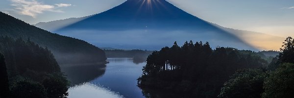 Góry, Zachód słońca, Stratowulkan Góra Fudżi, Wyspa Honsiu, Japonia, Las, Chmury, Jezioro Tanuki, Niebo