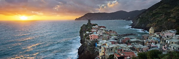 Wybrzeże, Riviera di Levante, Miejscowość Vernazza, Prowincja La Spezia, Włochy, Wschód słońca, Morze, Morze Liguryjskie, Domy