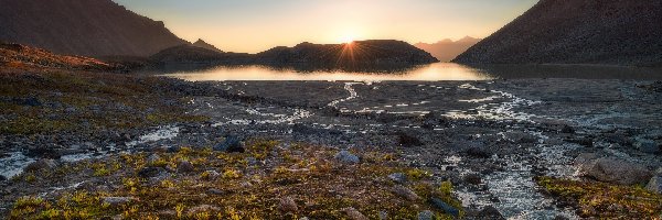 Rosja, Promienie słońca, Kamienie, Jezioro Syltrankel, Góry, Kabardo-Bałkaria, Region Elbrus