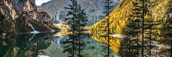 Jezioro Pragser Wildsee, Południowy Tyrol, Odbicie, Pomost, Dolomity, Góry, Drzewa, Włochy