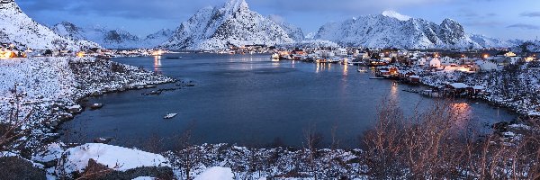 Wieś Reine, Lofoty, Góry, Domy, Wyspa Moskenesoya, Morze Norweskie Zima, Skały, Norwegia