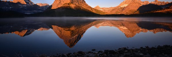 Jezioro Swiftcurrent Lake, Stan Montana, Odbicie, Kamienie, Park Narodowy Glacier, Szczyt Grinnell Point, Góry, Stany Zjednoczone