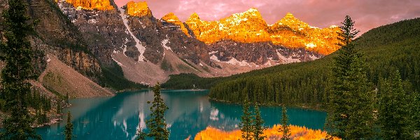 Jezioro Moraine, Park Narodowy Banff, Odbicie, Chmury, Góry, Lasy, Drzewa, Kanada