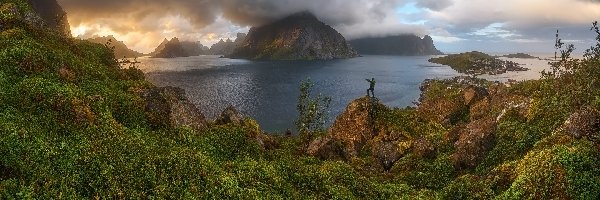 Wyspa Moskenesoya, Góra Higravstinden, Norwegia, Człowiek, Morze Norweskie, Chmury, Drzewa, Góry, Skały, Lofoty