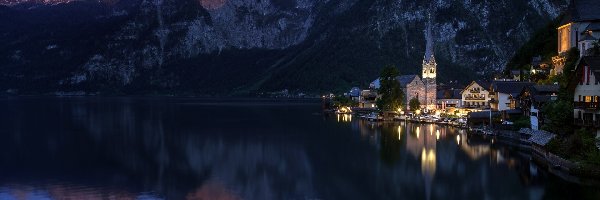 Noc, Domy, Kościół, Hallstatt, Austria, Góry Alpy Salzburskie, Jezioro Hallstattersee