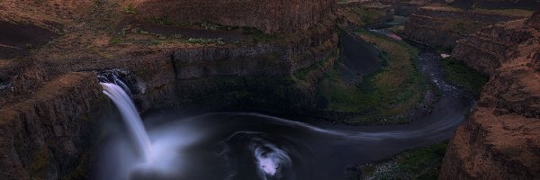 Rzeka Palouse River, Wyżyna Kolumbii, Wodospad Palouse Falls, Skały, Stan Waszyngton, Stany Zjednoczone