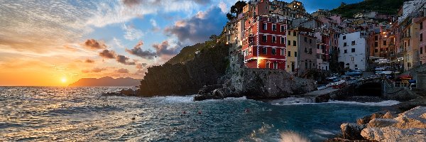 Morze, Prowincja La Spezia, Zachód słońca, Domy, Riomaggiore, Skały, Chmury, Włochy