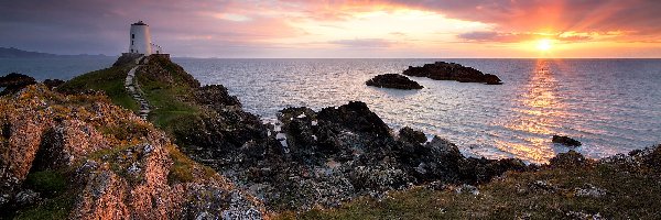 Chmury, Walia, Morze, Wyspa Anglesey, Latarnia morska Llanddwyn Lighthouse, Wschód słońca, Skały