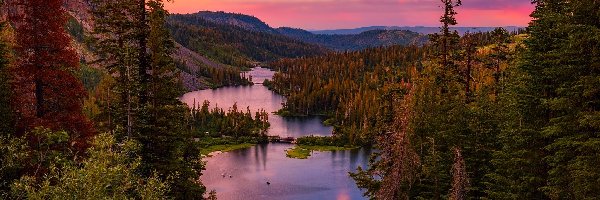 Jeziora Bliźniacze, Jeziora Twin Lakes, Hrabstwo Mono, Kalifornia, Stany Zjednoczone, Świerki, Drzewa, Góry, Zachód słońca