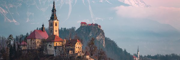 Słowenia, Góry Alpy Julijskie, Jezioro Bled, Kościół Zwiastowania Marii Panny, Skały