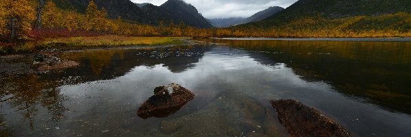 Jezioro Nevidimka, Kamienie, Masyw Angachak, Góry, Jesień, Rosja, Obwód magadański, Drzewa, Kołyma