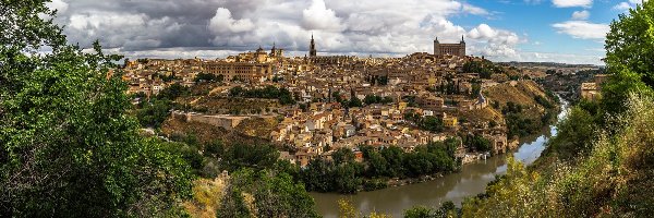 Drzewa, Rzeka Tag, Budynki, Chmury, Miasto Toledo, Hiszpania