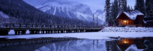 Góry, Most, Jezioro Emerald Lake, Park Narodowy Yoho,  Zima, Kanada, Prowincja Kolumbia Brytyjska, Dom, Las