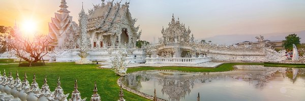 Tajlandia, Buddyjska, Wat Rong Khun, Biała Świątynia, Wschód Słońca, Prowincja Chiang Rai, Staw