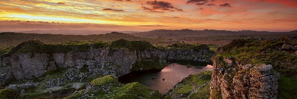 Jezioro, Kamieniołom Foggintor Quarry, Skały, Zachód słońca, Park Narodowy Dartmoor, Anglia