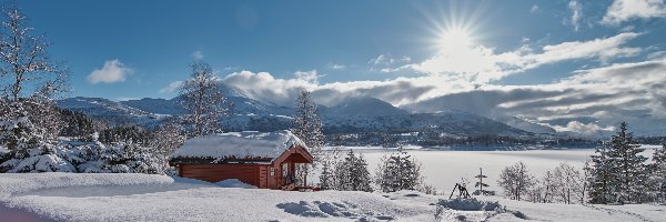 Zima, Region More og Romsdal, Promienie słońca, Droga, Sykkylven, Góry, Dom, Norwegia