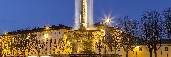 Noc, Miasteczko Pinerolo, Plac Piazza Vittorio Veneto, Region Piemont, Włochy, Domy, Fontanna