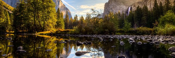 Drzewa, Park Narodowy Yosemite, Góry, Stan Kalifornia, Stany Zjednoczone, Kamienie, Rzeka