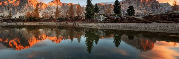 Jezioro Limides, Alpy Julijskie, Góry, Włochy, Drzewa