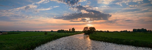 Chmury, Rzeka Kromme Mijdrecht, Zachód słońca, Drzewa, Wieś De Hoef, Holandia