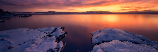 Zachód słońca, Kamienie, Zima, Jezioro Tyrifjorden, Norwegia, Chmury, Śnieg